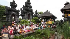 Sejumlah umat Hindu (Bali) di Eropa hadir dalam perayaan Saraswati di Pura Agung Santi Bhuwana yang berada di dalam lokasi Pairi Daiza Zoo and Botanical Garden yang tarletak di kota Brugelette propinsi Hainaut di Belgia, (26/6). (Arie Asona)