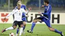 Pemain Jerman, Serge Gnabry (kiri) mencoba mengecoh pemain San Marino, Luca Tosi pada laga grup C kualifikasi Piala Dunia 2018 di San Marino stadium, Serravalle, (11/11/2016). (Reuters/Stefano Rellandini)