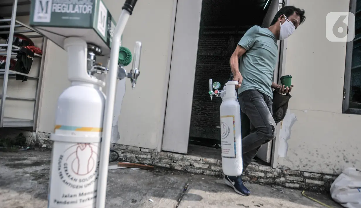 Relawan membawa tabung oksigen di Gudang Oksigen Untuk Warga, Utan Kayu, Jakarta, Kamis (8/7/2021). Saat ini, tersedia 275 tabung oksigen ukuran 1 meter kubik. (merdeka.com/Iqbal S. Nugroho)