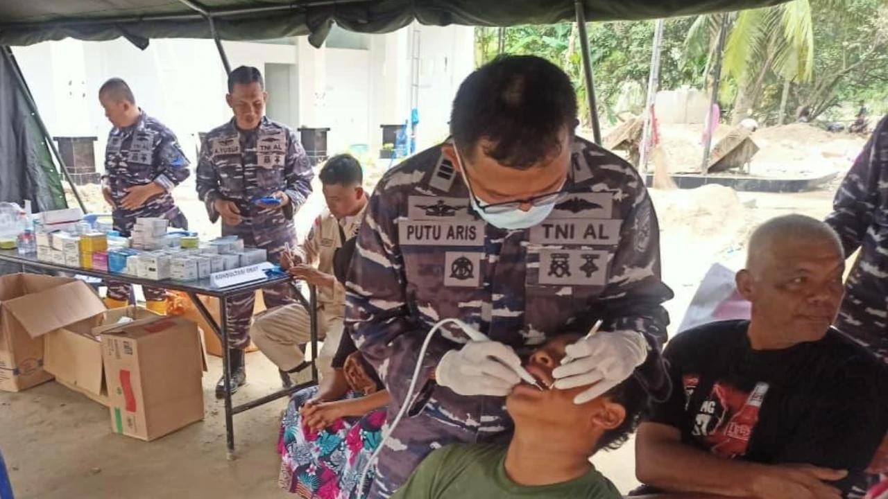 FOTO: TNI Angkatan Laut Gelar Pengobatan Warga dan Pembersihan Lingkungan di Aceh