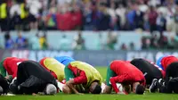 Skuad Timnas Maroko melakukan sujud Syukur setelah pertandingan melawan Prancis pada laga semi final Piala Dunia 2022. (AP Photo/Natacha Pisarenko)