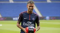 1. Neymar Jr (Paris Saint-Germain) – Pria asal Brasil ini menjadi pemain termahal di dunia setelah PSG memboyongnya dari Barcelona dengan harga 222 juta euro. Jumlah tersebut mengalahkan rekor Paul Pogba pada 2016. (AP/Michel Euler)