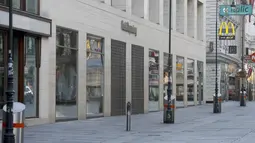 Toko-toko yang tutup terlihat di pusat kota Wina, Austria, Selasa (17/11/2020). Pemerintah Austria telah memberlakukan pengetatan aturan covid-19 yang mencakup penutupan sekolah dan toko-toko nonesensial hingga 6 Desember 2020, seiring gelombang kedua virus corona. (AP/Matthias Schrader)