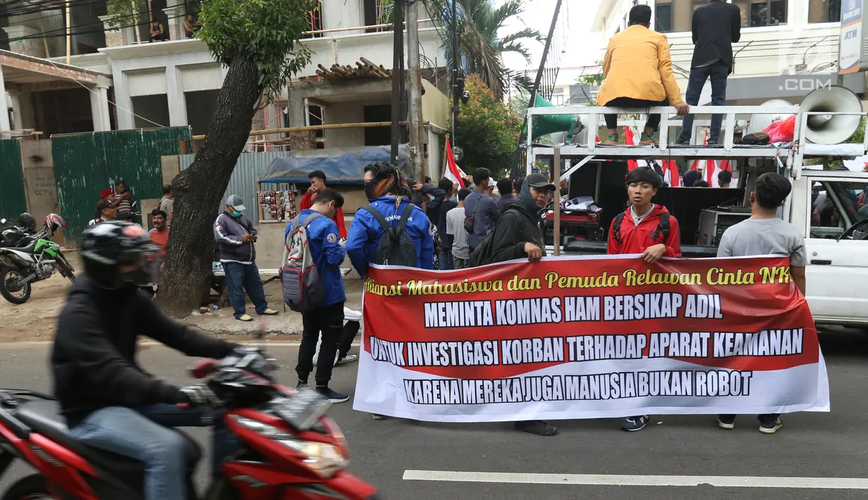 Masa dari aliansi mahasiswa dan pemuda relawan cinta NKRI menggelar aksi damai di kantor Komnas HAM, Jakarta, Senin (17/6/2019). Mereka menuntut agar Komnas HAM bersikap adil untuk menginvestigasi korban kerusuhan 21-22 Mei dimana aparat keamanan juga menjadi korban. (Liputan6.com/Angga Yuniar)