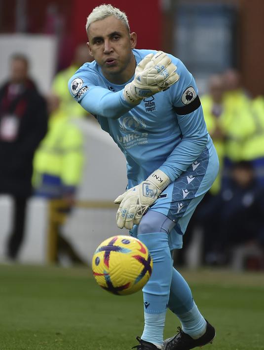 <p>Kiper Nottingham Forest, Keylor Navas mengoper bola saat bertanding melawan Manchester City pada pertandingan lanjutan Liga Premier Inggris di Stadion City Ground, Nottingham, Inggris, Sabtu (18/2/2023). Man City bermain imbang atas Nottingham Forest dengan skor 1-1. (AP Photo/Rui Vieira)</p>