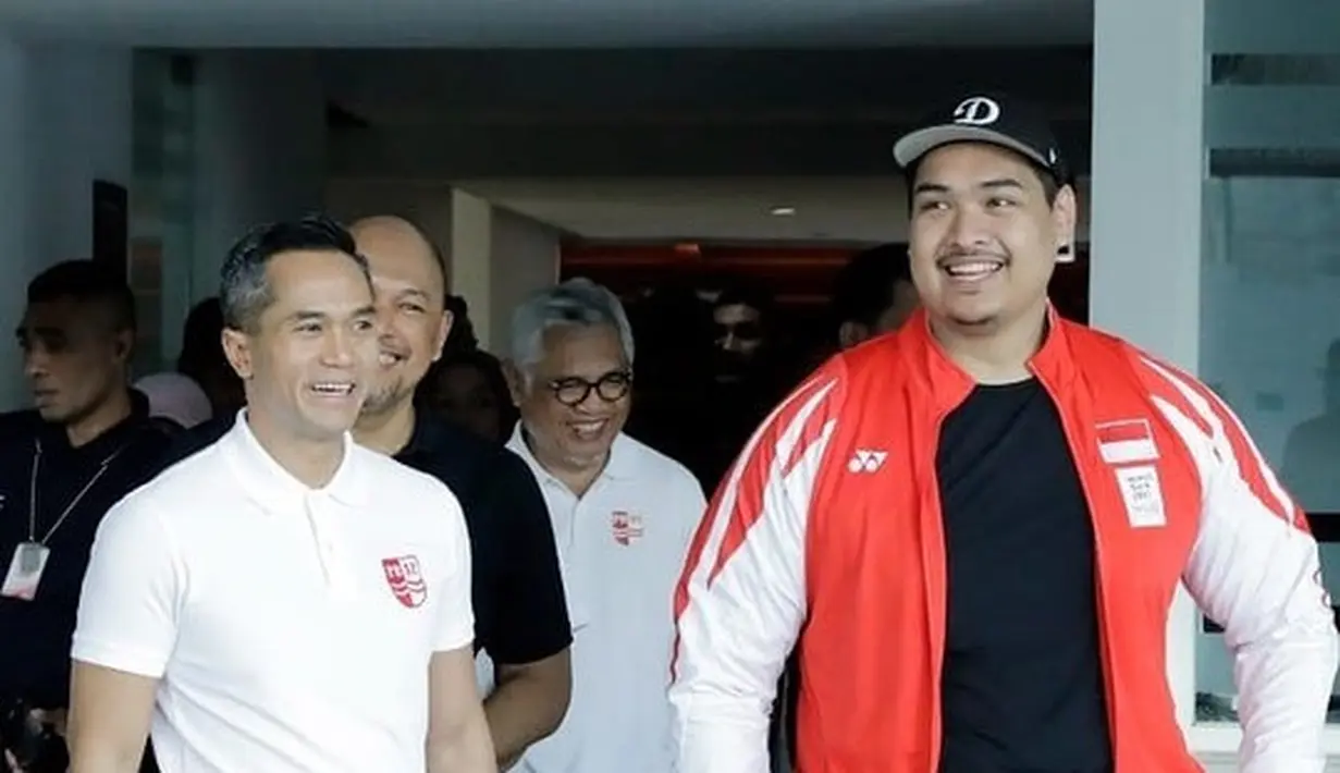 Pak Menteri yang satu ini juga tak ragu untuk tampil kasual saat bertugas. Dito mengenakan kaus hitam, dipadu dengan celana panjang hitam, yang kemudian dilapisinya dengan jaket merah. Tak lupa ia juga mengenakan topi hitam dengan inisial namanya D. Foto: Instagram.