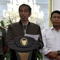 Menjawab rasa penasaran netizen soal merk jaket bomber yang dipakai Jokowi. Apa sih merknya? (via: istimewa)