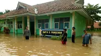 Banjir merendam ribuan rumah di kawasan Timur Cirebon akibat luapan Sungai Cisanggarung (Liputan6.com / Panji Prayitno)