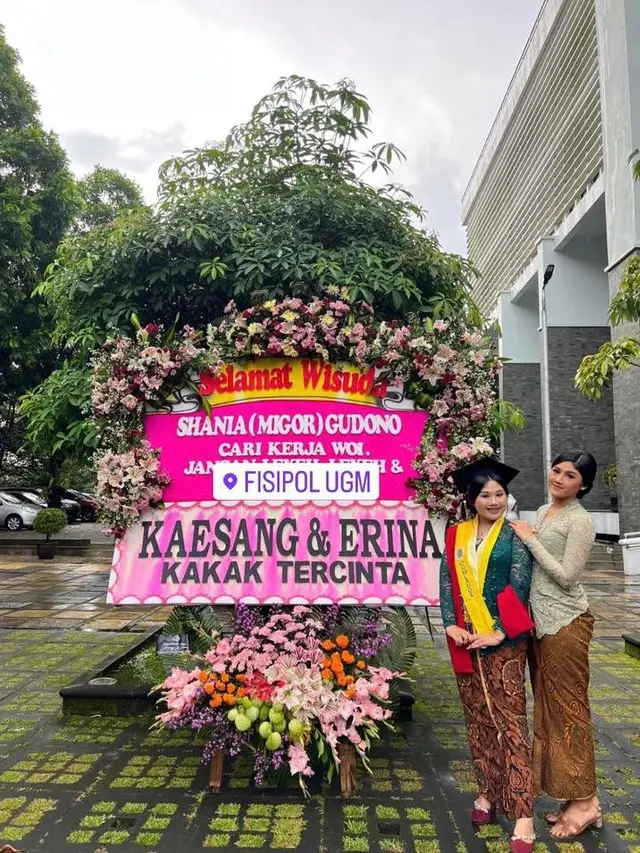 Pesona Anggun Erina Gudono Berkebaya Hadiri Wisuda Sang Adik