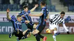 Penyerang Juventus Paulo Dybala (kanan) menembak ke gawang Atalanta pada pekan ke-25 Liga Italia 2021-2022 di Gewiss Stadium, Senin (14/2/2022). Juventus bermain imbang 1-1 dengan tuan rumah Atalanta. (Spada/LaPresse via AP)
