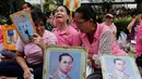 Kesedihan warga saat mengetahui Raja Thailand Bhumibol Adulyadej meninggal di RS Siriraj, Bangkok, Thailand, Kamis (13/10). Pihak Kerajaan menyebutkan Raja Bhumibol meninggal dunia pada pukul 15.52 waktu setempat. (REUTERS / Chaiwat Subprasom)