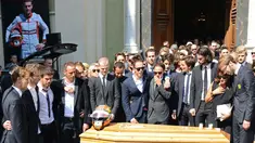Sejumlah pembalap Formula 1 menghadiri acara pemakaman pembalap asal Prancis, Jules Bianchi di Reparate Katedral Sainte, Nice, Selasa (21/7/2015). Bianchi meninggal akibat kecelakaan di Jepang pada 2014. (REUTERS/Jean-Pierre Amet)