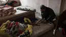 Polisi Irak mengisi amunisi senjatanya di sebuah ruangan saat bertempur melawan militan ISIS di barat Mosul, Irak, 16 Maret 2017. (AP Photo/Felipe Dana)