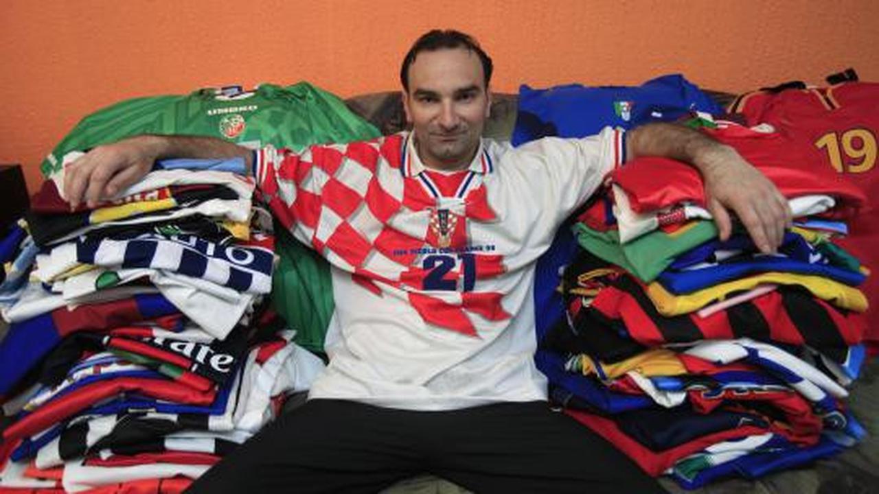  Pria ini koleksi 200 jersey bola senilai Rp 350 juta