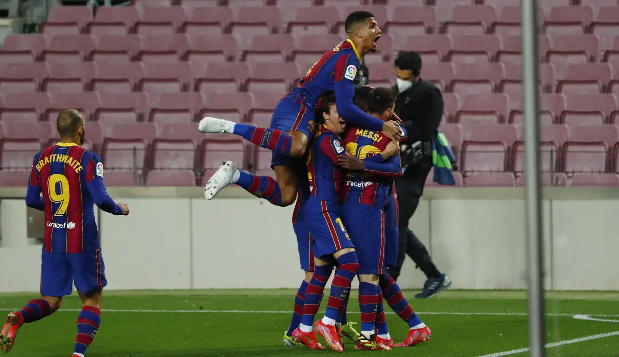 Penyerang Barcelona, Ousmane Dembele (kanan) merayakan gol yang dicetaknya ke gawang Real Valladolid pada pekan ke-29 Liga Spanyol di Camp Nou, Selasa (6/4/2021) dini hari WIB. Barcelona susah payah menang tipis 1-0 berkat gol Ousmane Dembele. (AP Photo/Joan Monfort)