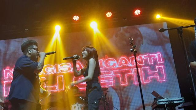 Rina Nose saat manggung bersama Methosa band.