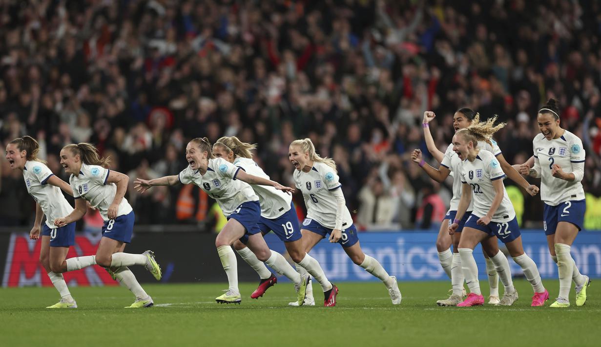 Pemain Timnas Inggris merayakan kemenangan pada laga Finalisima Putri 2023 setelah mengalahkan Brasil di Stadion Wembley, London, Jumat (07/04/2023) WIB. The Three Lions secara dramatis mengalahkan Brasil dengan skor 4-2 dalam babak adu penalti setelah bermain imbang 1-1 di waktu normal. (AP Photo/Ian Walton)