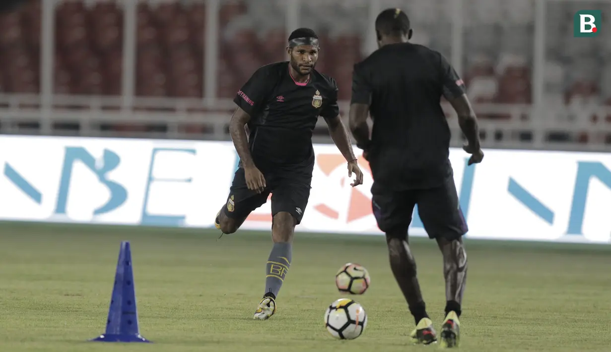 Striker Bhayangkara FC, Marinus Wanewar, saat latihan jelang laga perdana Liga 1 di SUGBK, Jakarta, Kamis (22/3/2018). Bhayangkara FC akan berhadapan dengan Persija. (Bola.com/M Iqbal Ichsan)