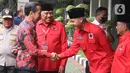 Jokowi disambut oleh bakal calon presiden PDIP Ganjar Pranowo, keduanya bersalaman dan tersenyum ceria. Selain itu sejumlah jajaran DPP PDIP juga turut menyambutnya. (Liputan6.com/Herman Zakharia)