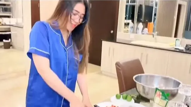 Seleb Wanita Saat Ngulek Sambal