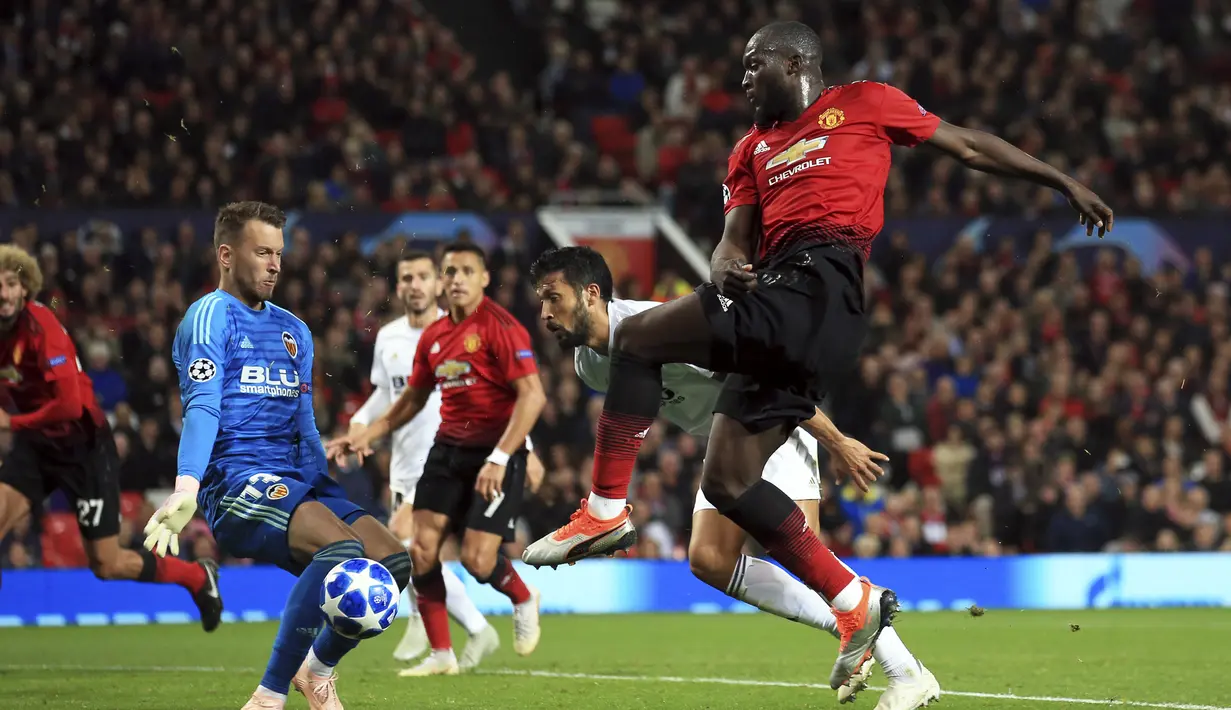 Striker Manchester United, Romelu Lukaku, melepaskan tendangan ke gawang Valencia pada laga Liga Champions di Stadion Old Trafford, Selasa (2/10/2018). Manchester United ditahan 0-0 oleh Valencia. (AP/Jon Super)