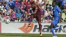 Gelandang Barcelona, Paulinho, melepaskan tendangan  ke gawang Getafe pada laga La Liga di Stadion Alfonso Perez, Sabtu (16/9/2017). Barcelona menang 2-1 atas Getafe. (AP/Francisco Seco)