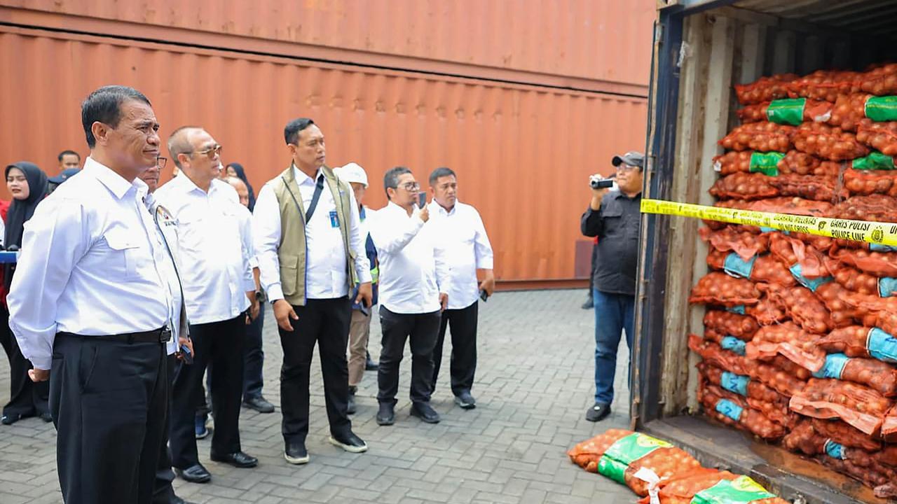 FOTO: Bawang Impor Ilegal Mengandung OPTK Dimusnahkan di Surabaya