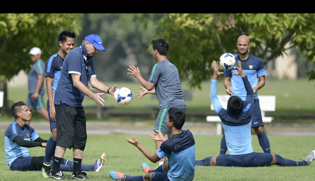 elatih timnas Indonesia Alfred Rield (ketiga kiri) memimpin latihan di lapangan 1, komplek stadion My Dinh, Hanoi, Minggu (23/11). Latihan kali ini diisi dengan peregangan untuk menjaga kebugaran pemain. (ANTARA FOTO/Prasetyo Utomo)