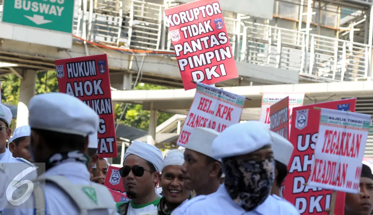 Sejumlah Massa FPI memblokir jalan ke arah menteng dari kuningan saat mengelar aksi , Jakarta, Senin (4/4). Massa tersebut marah akibat lamanya utusan dari mereka untuk bertemu dengan pihak KPK. (Liputan6.com/Helmi Afandi)
