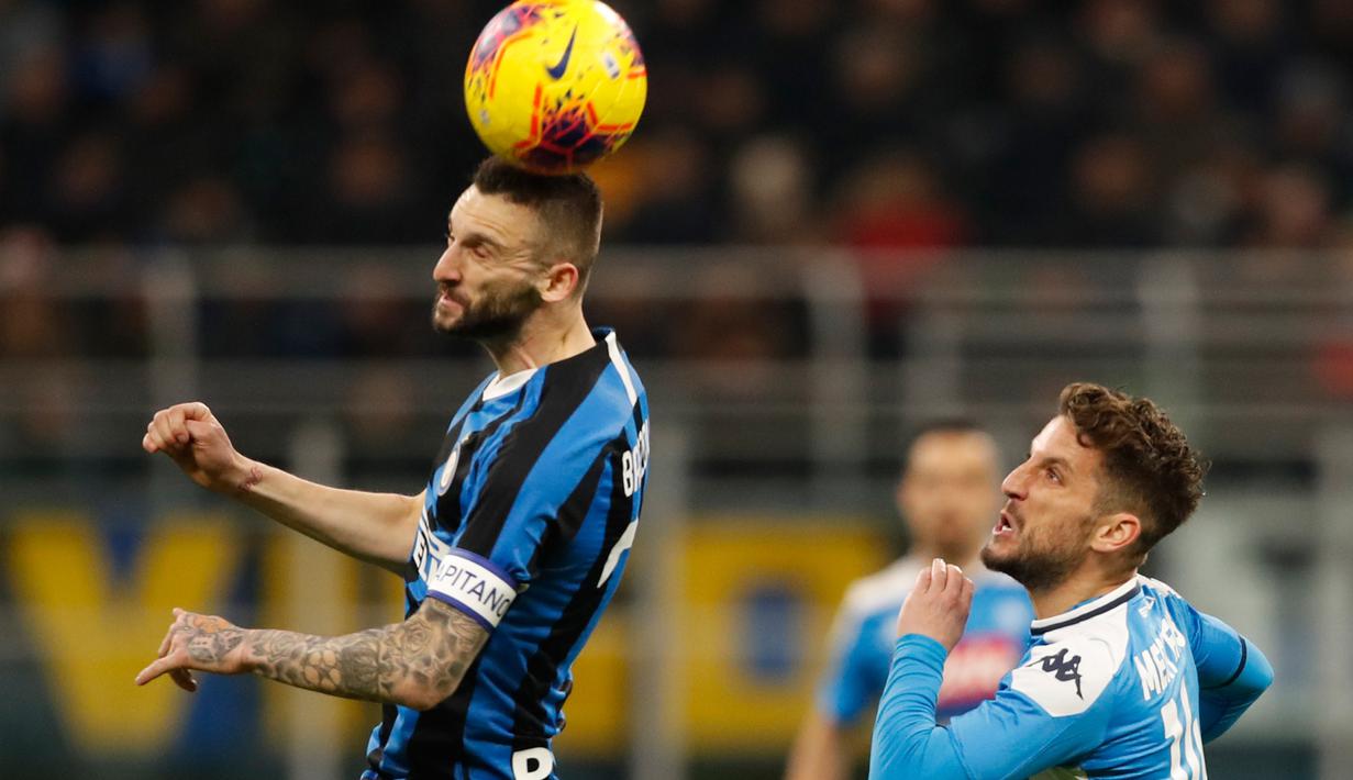 Gelandang Inter Milan, Marcelo Brozovic berebut bola dengan pemain Napoli, Dries Mertens pada leg pertama semifinal Coppa Italia di Stadion Giuseppe Meazza, Rabu (12/2/2020). Inter Milan  menyerah dari tamu, Napoli, dengan skor 0-1 akibat gol tunggal Fabian Ruiz. (AP/Antonio Calanni)
