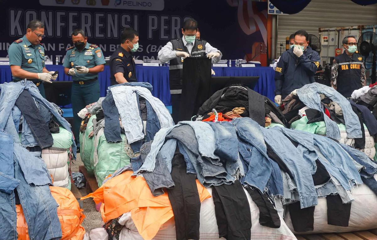 FOTO: Pakaian Bekas Ilegal Senilai Rp53 Miliar Disita di Tanjung Priok