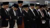 Presiden Jokowi (ketiga kiri) bersama Wapres Jusuf Kalla melaksanakan Salat Idul Fitri di Masjid Istiqlal, Jakarta, Minggu (25/6). Pemerintah menetapkan 1Syawal 1438 H pada Minggu (25/6) setelah menunaikan 29 hari ibadah puasa. (Liputan6.com/Johan Tallo)