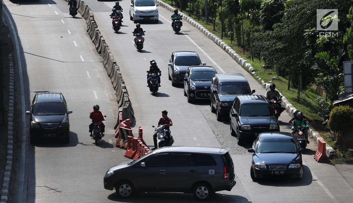 Sejumlah kendaraan melawan arah di kawasan Petukangan, Jakarta, Senin (18/6). Banyak pengendara mengabaikan keselamatan berlalu lintas di momen libur Lebaran dengan melawan arah hingga tidak mengenakan helm saat berkendara. (Liputan6.com/Angga Yuniar)