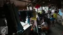 Sejumlah anak bermain di permukiman pinggir rel, Petamburan, Jakarta, Selasa (19/7). BPS DKI Jakarta menyatakan jumlah penduduk miskin di Jakarta mengalami kenaikan 0,14 poin. (Liputan6.com/Faizal Fanani)