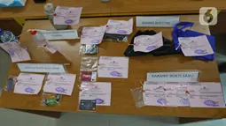Barang bukti kasus kepemilikan narkotika hasil penangkapan atas artis peran Agung Saga di Polres Metro Jakarta Pusat, Rabu (31/3/2021). Agung Saga kembali ditangkap terkait kasus penyalahgunaan narkoba pada 27 Maret di apartemen Kalibata City. (Liputan6.com/Herman Zakharia)