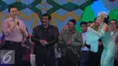 Gubernur DKI Jakarta, Basuki Tjahaja Purnama bernyanyi membawakan lagu Hujan Gerimis bersama dengan penyanyi Zaskia Gotik  di panggung Move On Party 2016 di Pantai Carnaval Ancol, Jakarta, Kamis (31/12/2015). (Liputan6.com/Herman Zakharia)