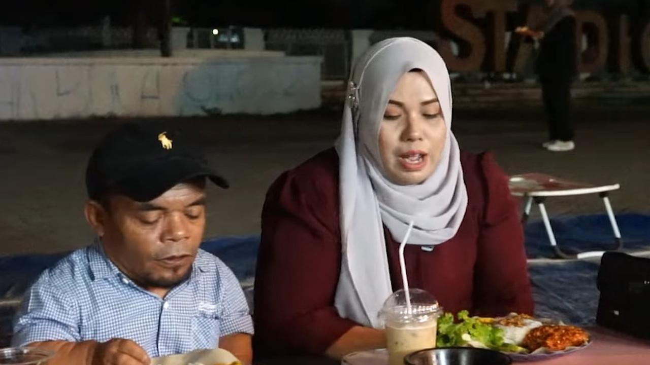 27 Tahun Bersama, Ucok Baba Ajak Sang Istri Makan Pecel Ayam di Pinggir Jalan Begitu Romantis