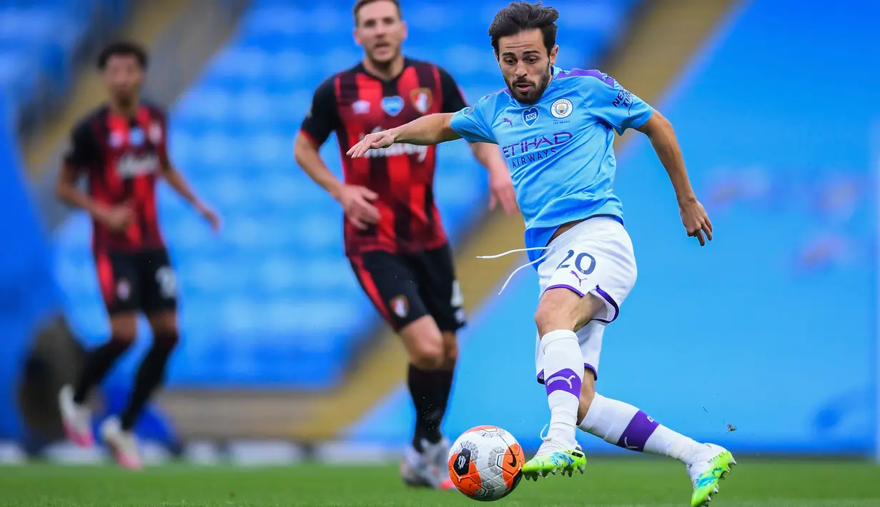 Gelandang Manchester City, Bernardo Silva menggiring bola saat bertanding melawan Bournemouth pada pertandingan lanjutan Liga Inggris di Stadion Ethiopia di Manchester, Inggris (15/7/2020). Manchester City menang tipis 2-1 atas Bournemouth. (Laurence Griffiths / Pool via AP)