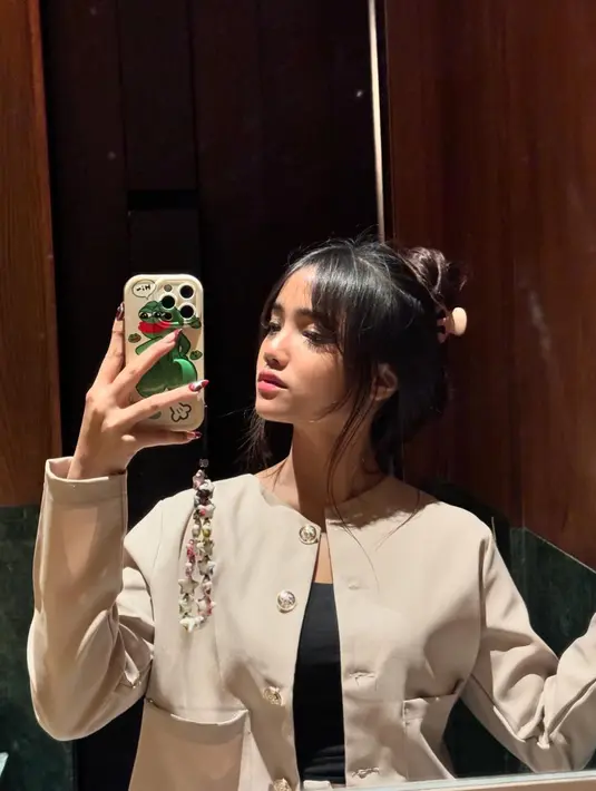 Mirror selfie Fuji yang tampil manis dan sederhana. Ia tampak mengenakan tank top hitam dengan outer cokelat berkancing emas dan kantong yang mempermanis penampilannya. [Foto: Instagram/fuji_an]