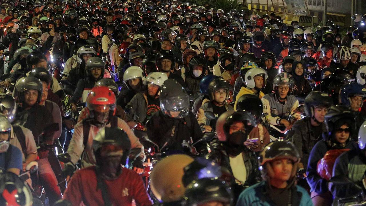 FOTO: Sambil Tidur di Motor, Warga Antri Masuk Kapal Di Puncak Arus Mudik Ciwandan