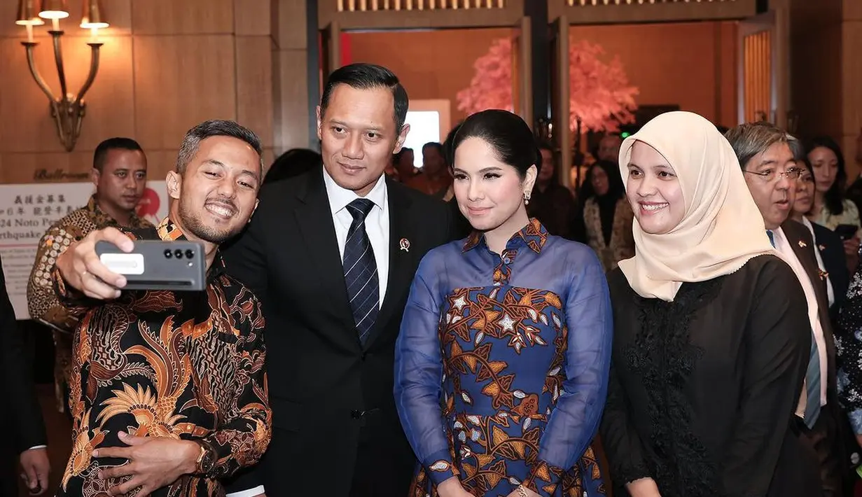 Sementara itu, Annisa Pohan terlihat anggun dengan dress batik semi transparan. [@agusyudhoyono]