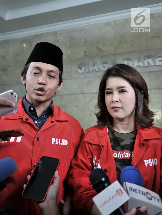 Ketua Umum PSI Grace Natalie didampingi Sekjen PSI Raja Juli Antoni memberikan keterangan di Bareskrim Polri, Jakarta, Selasa (22/5). PSI memenuhi panggilan terkait kasus pelaporan iklan di media sebelum masa kampanye dimulai (Merdeka.com/Iqbal S Nugroho)