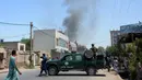Personel keamanan Afghanistan memblokade jalan dekat ledakan bom bunuh diri di Jalalabad, Selasa (31/7). Pria bersenjata menyerang gedung pemerintahan, membuat puluhan orang terperangkap setelah pelaku meledakkan bom bunuh diri. (AFP/NOORULLAH SHIRZADA)