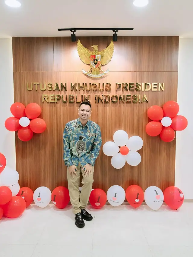 7 Potret kebersamaan Raffi Ahmad dan utusan khusus presiden, tampil kompak pakai batik jelang HUT RI