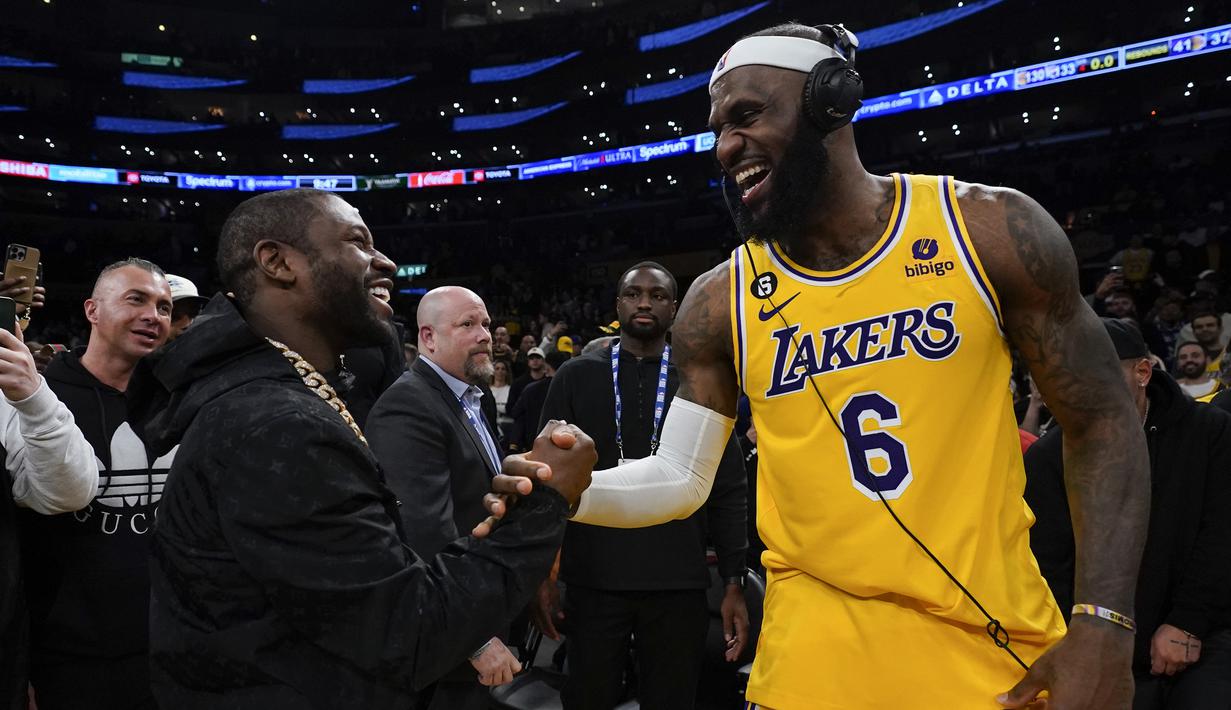 Petinju Floyd Mayweather memberi ucapan selamat kepada LeBron James setelah laga LA Lakers menghadapi Oklahoma City Thunder dalam laga Kompetisi Bola Basket NBA di Los Angeles, Amerika Serikat, Rabu (8/2/2023) pagi WIB. Selama kariernya LeBron James hanya membela 3 klub di NBA, yaitu Cleveland Cavaliers, Miami Heats dan LA Lakers dan total mengumpulkan 4 cincin juara NBA pada 2012, 2013, 2016 dan 2020. (AP Photo/Ashley Landis)