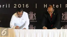 Ketua Umum KADIN Rosan Perkasa Roeslani dan Jaksa Agung HM Prasetyo saat MoU pada pengukuhan dewan pengurus KADIN 2015-2020 di Jakarta, Selasa (5/4). Pengukuhan Dewan Pengurus KADIN dilakukan oleh Rosan Perkasa Roeslani. (Liputan6.com/Helmi Afandi)