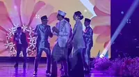 Momen Rio Haryanto dan Athina Ikut Joget dan Beri Saweran di Pesta Pernikahannya. (Dok: Liputan6.com/dyah)