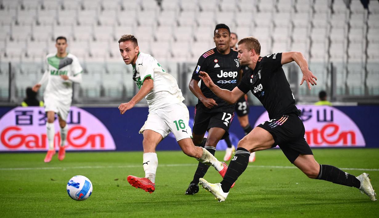 Asyik menyerang, Sassuolo menghukum lini pertahanan Juventus. Davide Frattesi justru mampu membobol gawang tuan rumah. Babak pertama ditutup dengan skor 1-0 untuk kemenangan tim tamu. (AFP/Marco Bertorello)
