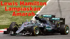 Lewis Hamilton yang mencoba menyalip Nico Rosberg namun gagal, melampiaskan emosinya dengan melempar setir mobil Mercedesnya di Sirkuit Catalunya, Spanyol (15/5/2016).