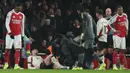 Gabriel Martinelli merespon dengan melempar bola ke badan Bradley bahkan berusaha memindahkannya keluar lapangan saat sang pemain masih terkapar kesakitan. Hal itu sontak memicu ketegangan antar pemain. (AP Photo/Ian Walton)